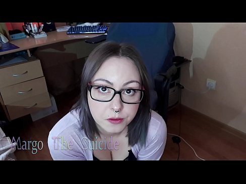 ❤️ Σέξι κορίτσι με γυαλιά πιπιλίζει Dildo βαθιά στην κάμερα ❤️❌ Απλά πορνό ❤